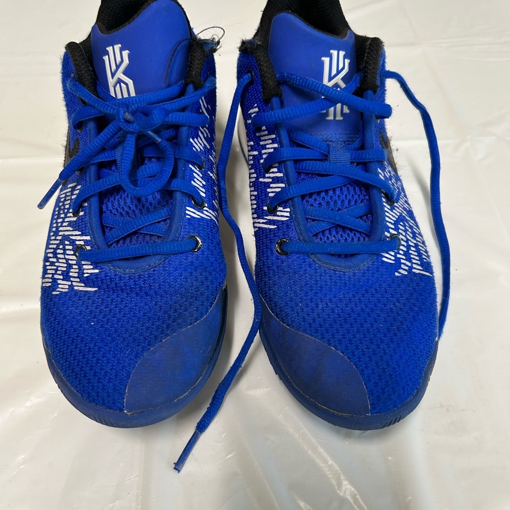 Nike Kyrie Irving Flytrap II basketball shoes